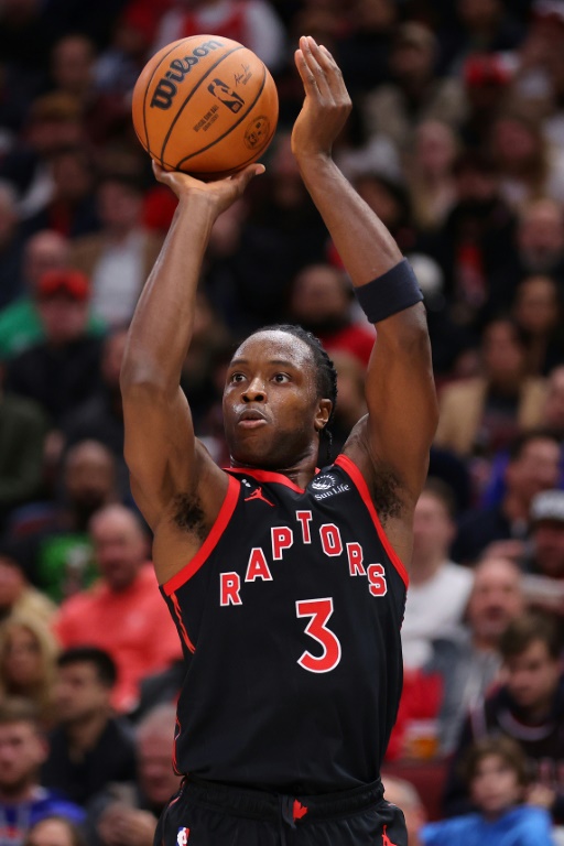 O.G. Anunoby des Raptors de Toronto tente un tir à trois points contre les Bulls de Chicago pendant un match NBA à Chicago, le 7 novembre 2022