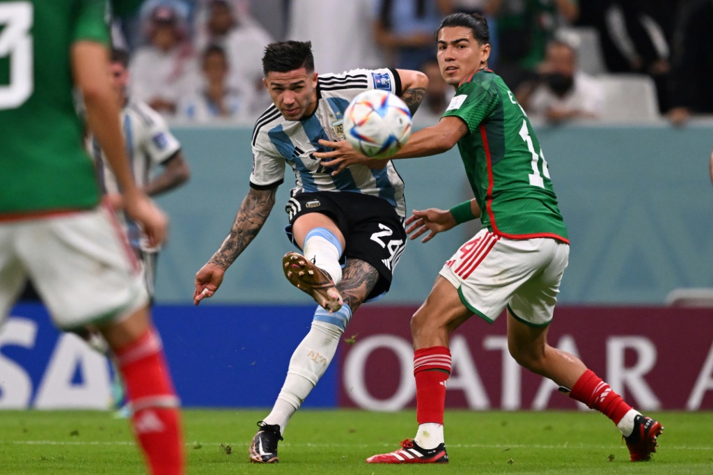 L'Argentin Enzo Fernandez (C) marque contre le Mexique à Doha le 26 novembre 2022