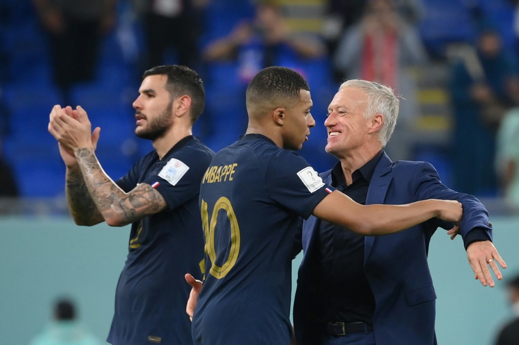 Theo Hernandez, Kylian Mbappé et Didier Deschamps se félicitent après la victoire de la France sur le Danemark, le 26 novembre à Doha dans le cadre du Mondial-2022.