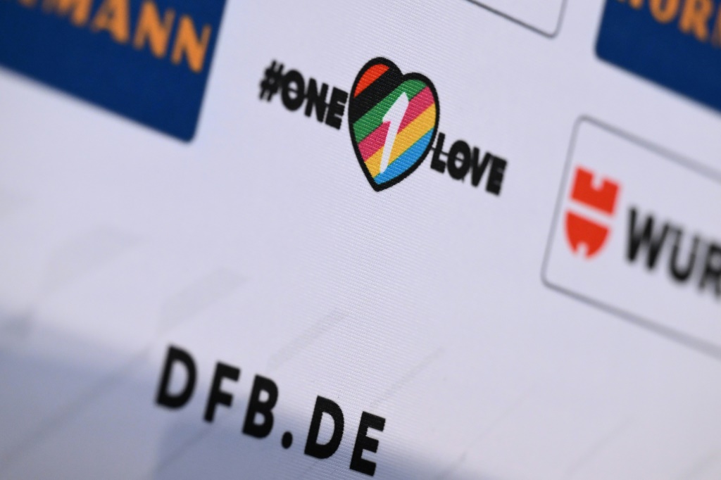 La bannière One Love sur un panneau de sponsors, lors d'une conférence de presse de la sélection allemande, au stade Al Shamal à Doha, le 25 novembre 2022