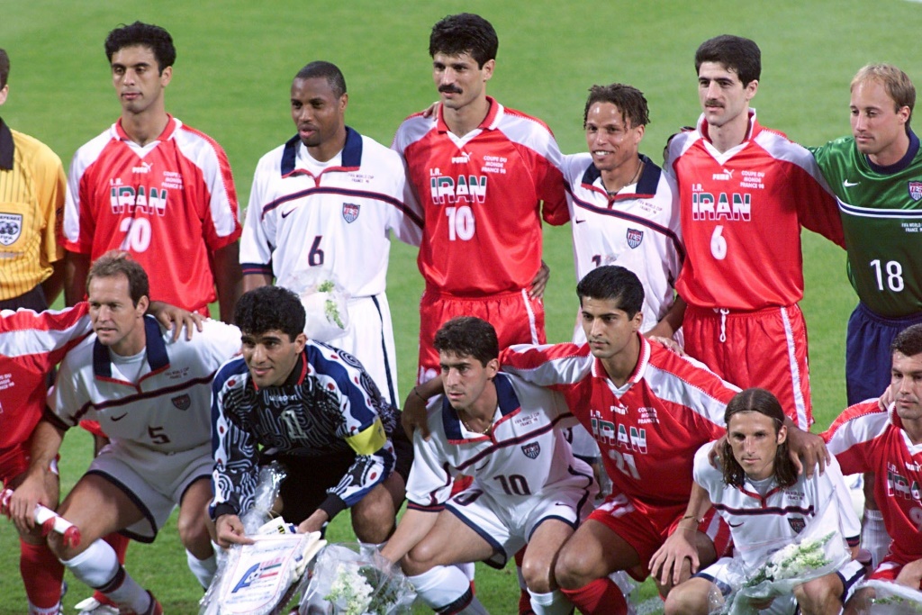 Les joueurs de l'Iran et des Etats-Unis posent pour une photo commune avant le match entre leurs deux sélections au Mondial-98, le 21 juin 1998 à Lyon (France)