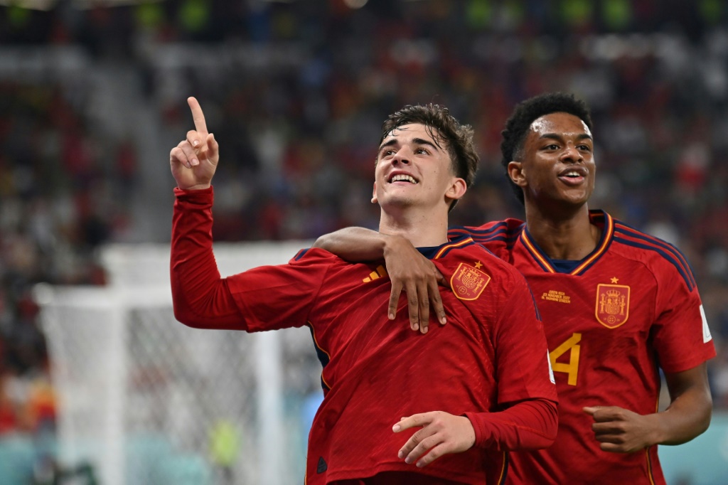 Le milieu Gavi (g) et le défenseur Alejandro Balde célèbrent un but de l'équipe d'Espagne contre le Costa Rica au Mondial-2022, à Doha, le 23 novembre 2022