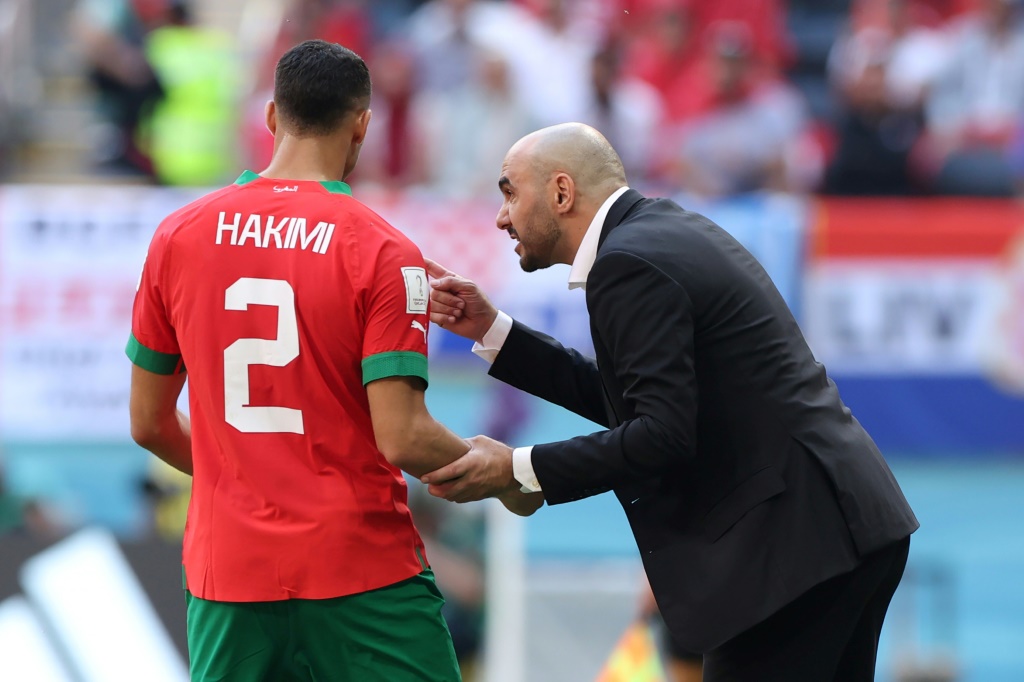 Le sélectionneur du Maroc Walid Regragui (d) donne des consignes à son défenseur Achraf Hakimi lors du match contre la Croatie dans le Mondial-2022, à Al Khor, au nord de Doha, le 23 novembre 2022