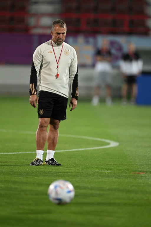 Hansi Flick, le sélectionneur de l'équipe d'Allemagne, à l'entraînement à Al Shamal, au nord de Doha, le 26 novembre 2022
