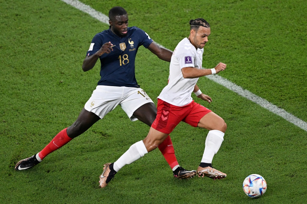 Le défenseur français Dayot Upamecano et l'attaquant danois Martin Braithwaite lors du match du Mondial entre leurs deux sélections, le 26 novembre 2022