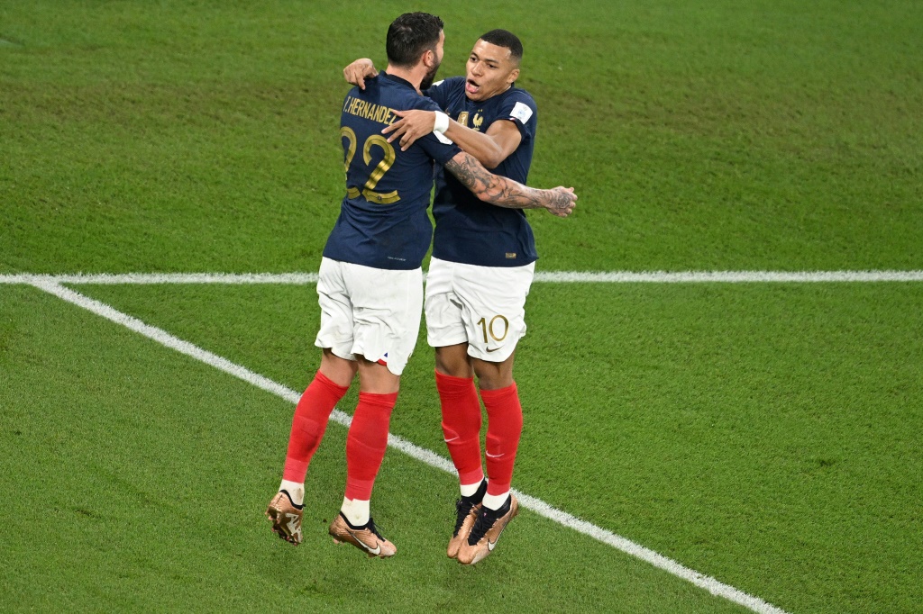 Le défenseur Théo Hernandez et l'attaquant Kylian Mbappé après le premier but des Bleus lors du match du Mondial contre le Danemark, le 26 novembre 2022 à Doha