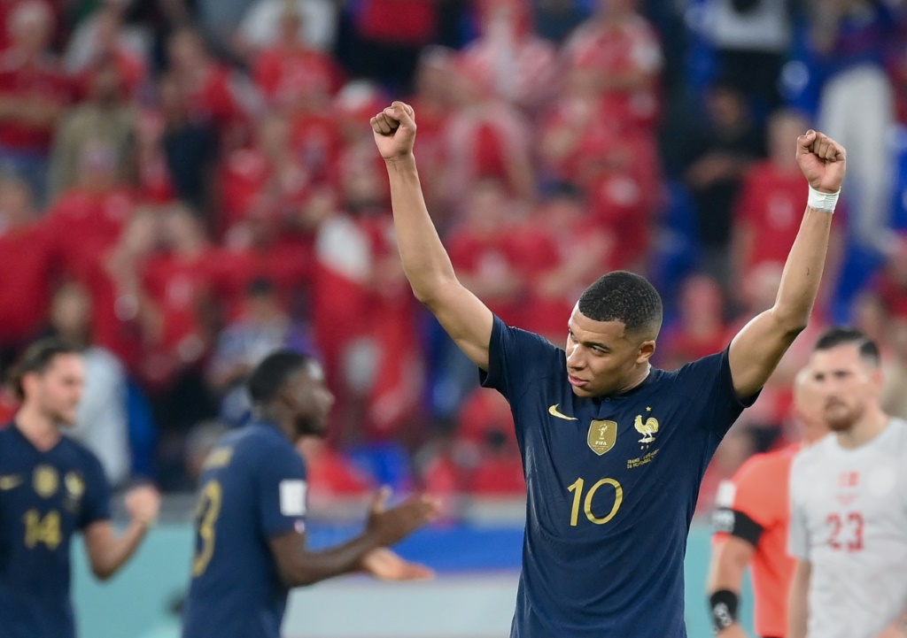 Kylian Mbappe célèbre la victoire de la France face au Danemark (2-1) àDoha le 26 novembre 2022