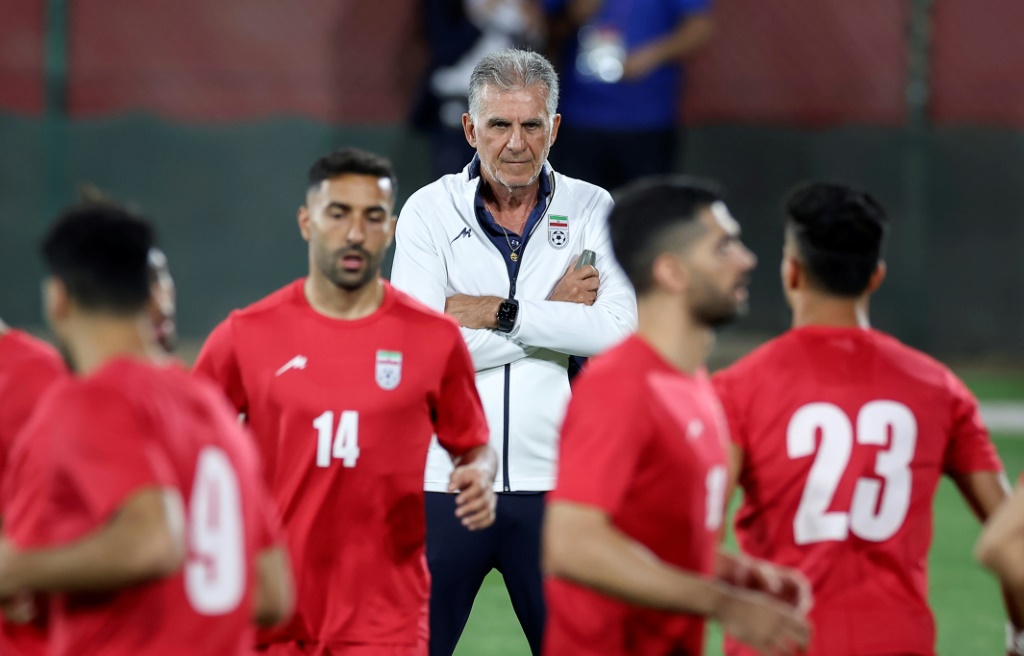 Le sélectionneur de l'équipe d'Iran, le Portugais Carlos Queiroz, supervise une séance d'entraînement avant le match de Coupe du monde de football contre les Etats-Unis, le 28 novembre 2022 à Doha