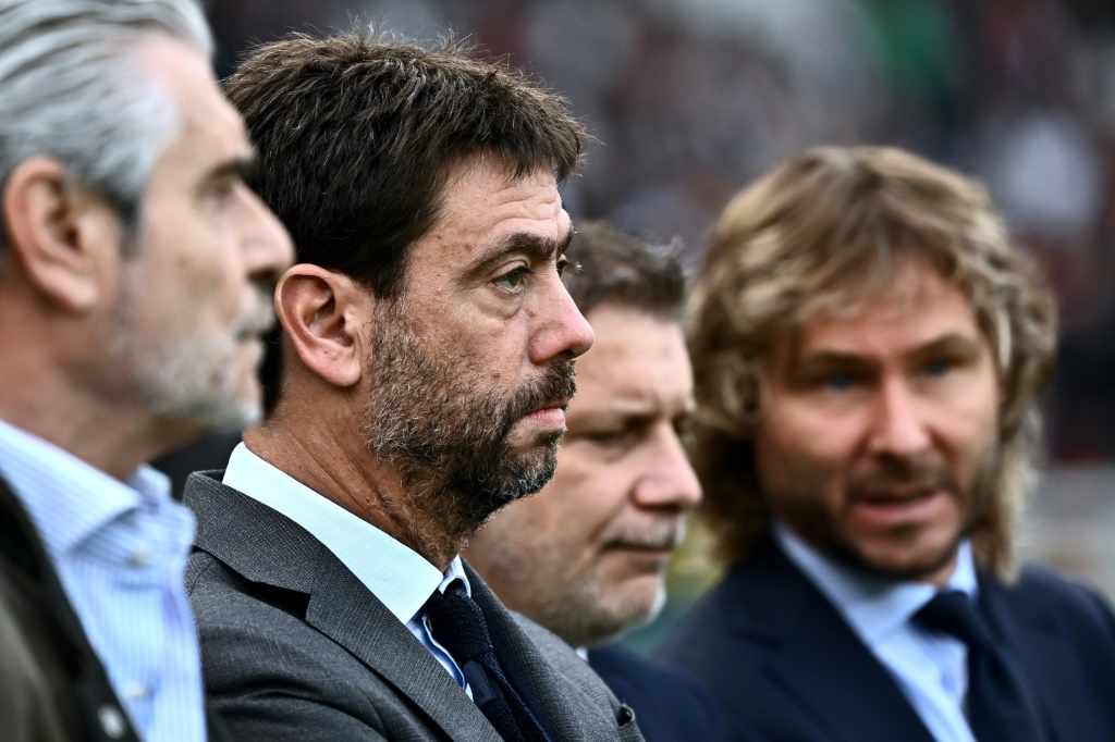 Plusieurs dirigeants de la Juventus Turin dont le président du conseil d'administration Andrea Agnelli (C) et le vice-président Pavel Nedved (D), le 15 octobre 2022 lors du derby contre le Torino en championnat d'Italie