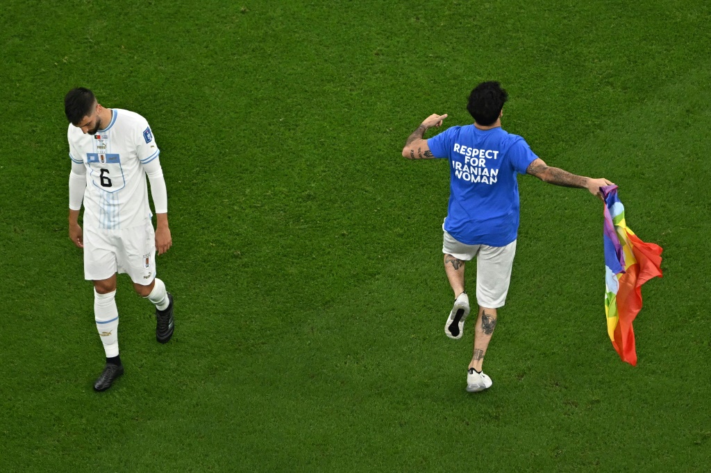 Mario Ferri, un italien, s'est introduit sur le terrain pendant le match de Coupe du monde opposant le Portugal à l'Uruguay à Doha, le 28 novembre 2022.