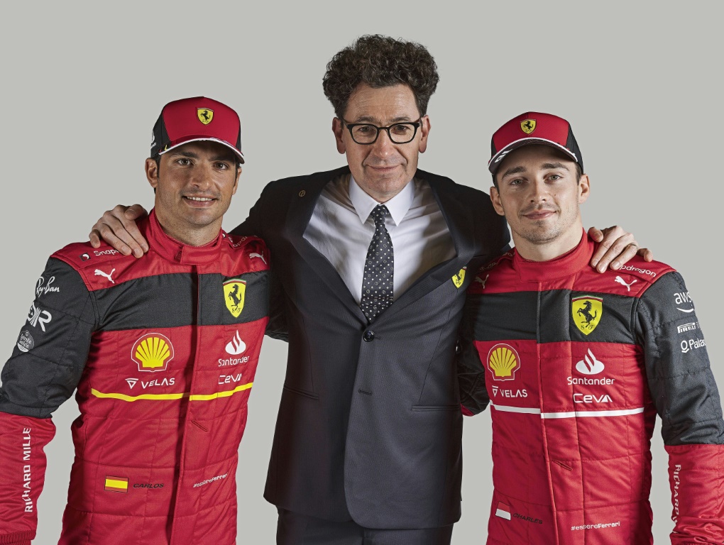 Photo distribuée par Ferrari avant l'ouverture de la saison 2022 montrant le patron de la Scuderia Mattia Binotto et ses deux pilotes de Formule 1, le 17 février 2022 à Maranello (Italie)