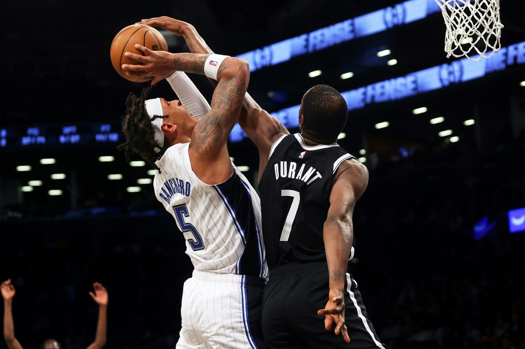 La star des Nets Kevin Durant au contre face au joueur du Magic d'Orlando Paolo Banchero, lors d'un match NBA, le 28 novembre 2022 à New York