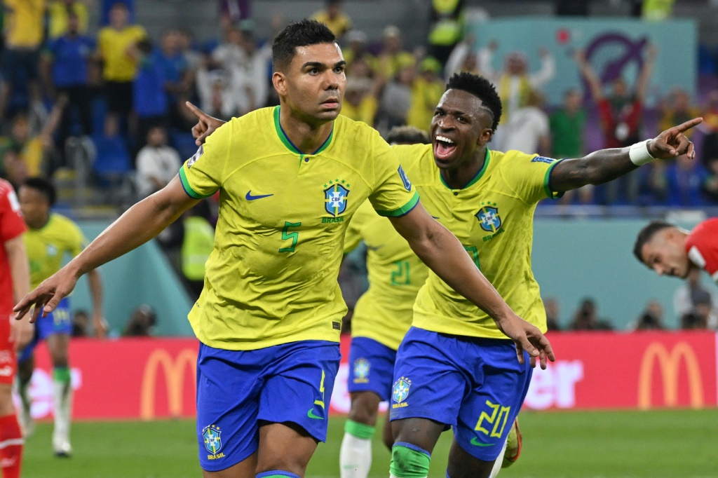 Le Brésilien Casemiro (G) fête son but contre la Suisse le 28 novembre 2022 à Doha