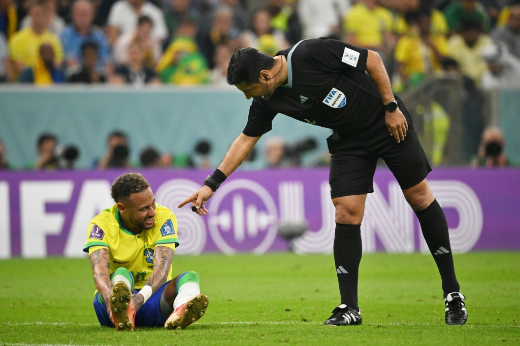 La star brésilienne Neymar se plaint de sa cheville droite lors du match du Mondial contre la Serbie, le 24 novembre 2022 à Doha