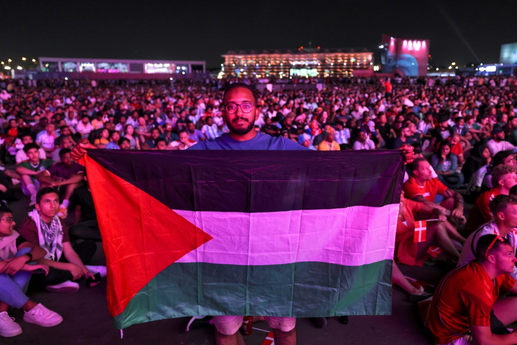Drapeau palestinien lors de la Coupe du monde de football, le 26 novembre 2022 à Doha