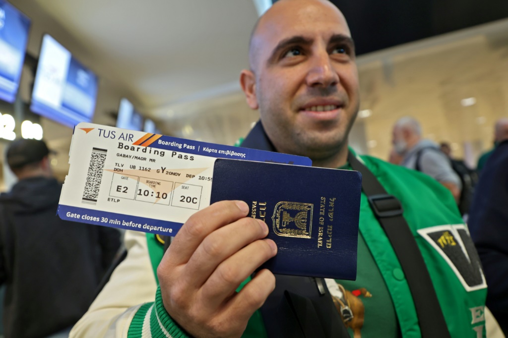 Un supporter israélien s'apprête à embarquer à l'aéroport Ben Gourion de Tel Aviv pour Doha où se déroule la Coupe du monde de football, le 20 novembre 2022