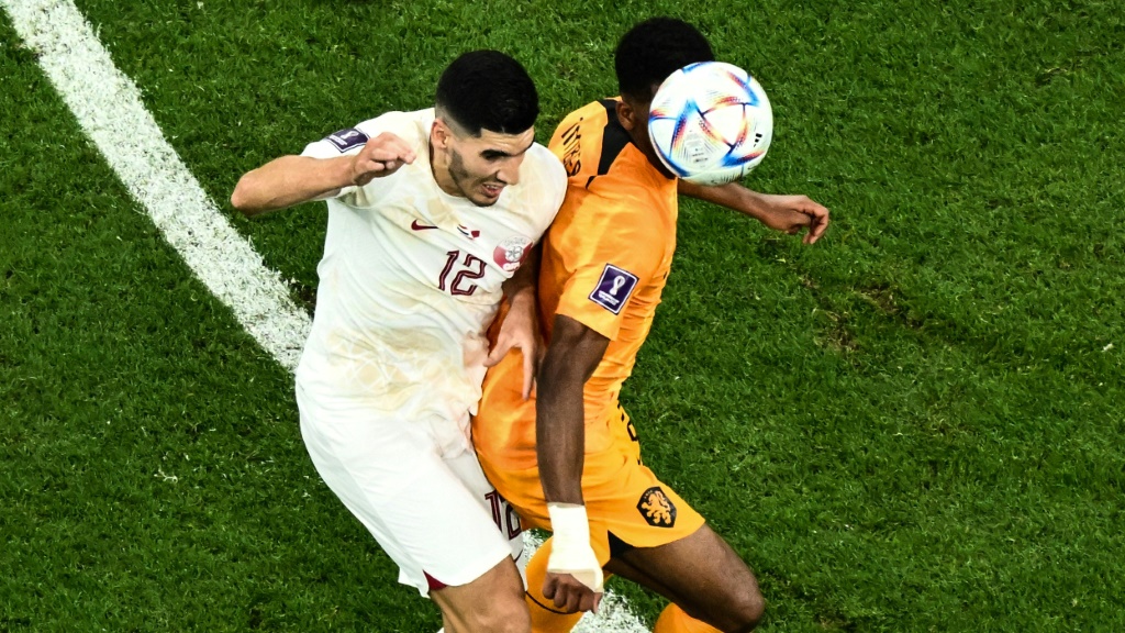 Le milieu du Qatar Karim Boudiaf au duel avec le Néerlandais Jurrien Timber lors de la défaite du Qatar face aux Pays-Bas au Mondial 2022 à Al Khor, le 29 novembre 2022