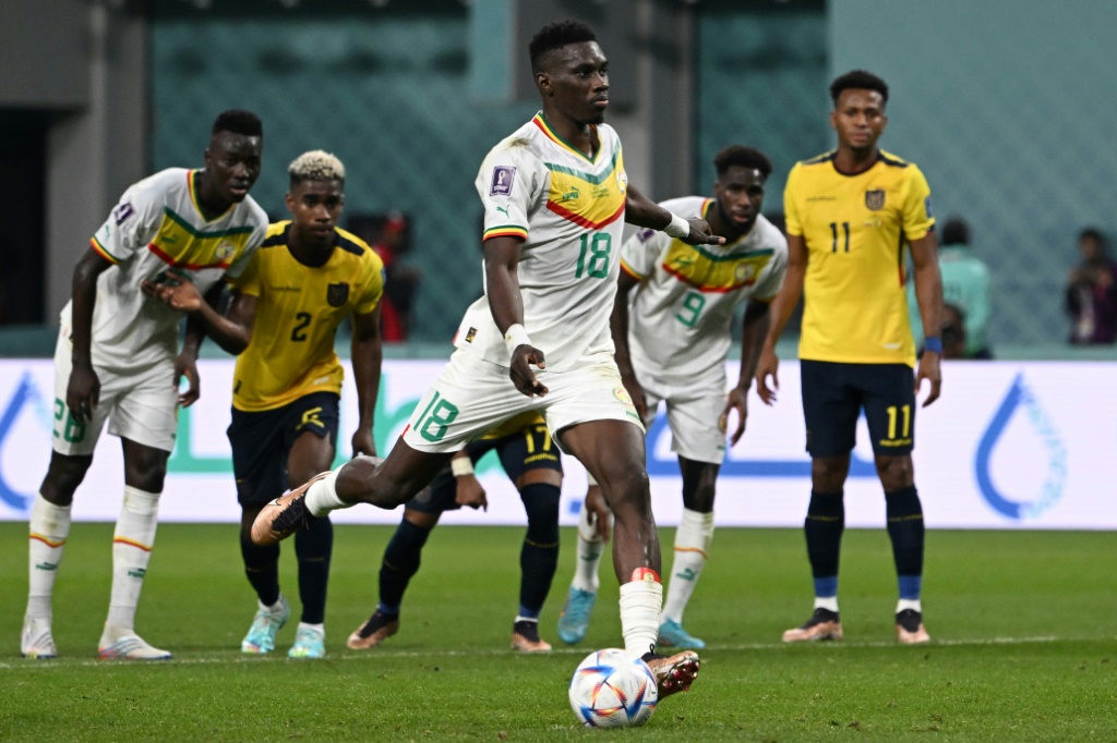 Ismaila Sarr marque sur penalty pour le Sénégal à Doha le 29 novembre 2022