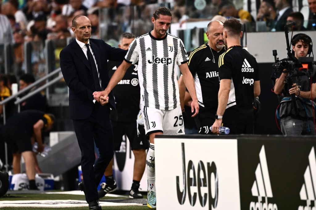 L'entraîneur de la Juventus Massimiliano Allegri (à gauche) et l'international français Adrien Rabiot lors d'un match du Championnat d'Italie contre l'AS Roma le 27 août 2022