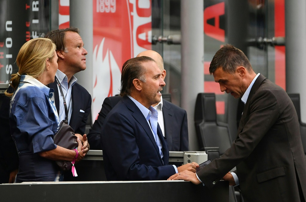 Le fondateur de Redbird Capital Partners et propriétaire de l'AC Milan, Gerry Cardinale (c), discute avec le directeur technique de l'AC Milan, Paolo Maldini (d), avant le match de Serie A entre l'AC Milan et l'Inter Milan, le 3 septembre 2022