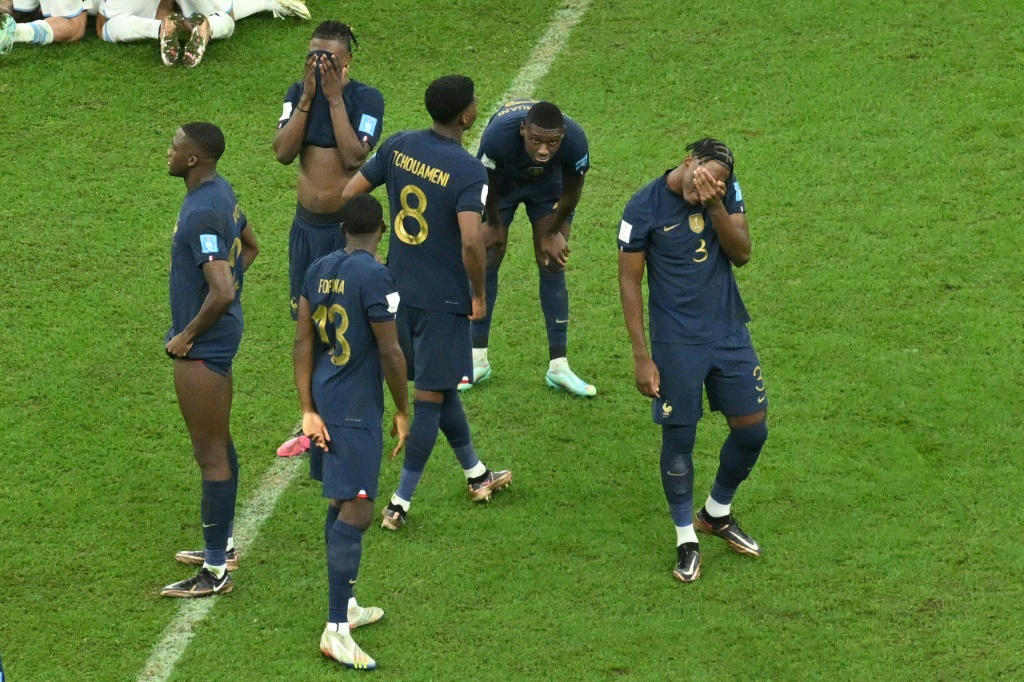 La détresse des joueurs français après leur défaite devant l'Argentine en finale du Mondial à Doha