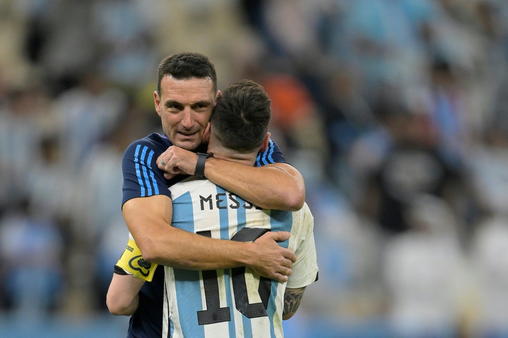 Le sélectionneur argentin Lionel Scaloni enlace Lionel Messi après la victoire de l'Albiceleste en quart de finale du Mondial face aux Pays-Bas le 9 décembre 2022 au Qatar