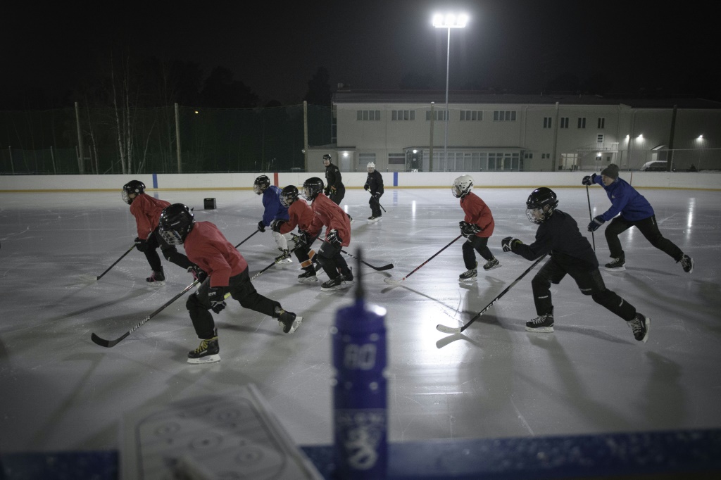 Les enfants de l'équipe de Ahmas s'entraînent au hockey sur glace sur la patinoire extérieure de Pateniemi
