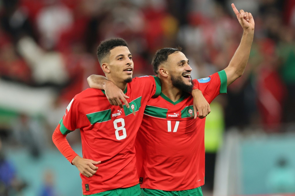 Azzedine Ounahi (à gauche) et Sofiane Boufal après la victoire du Maroc contre le Portugal en quart de finale de la Coupe du monde