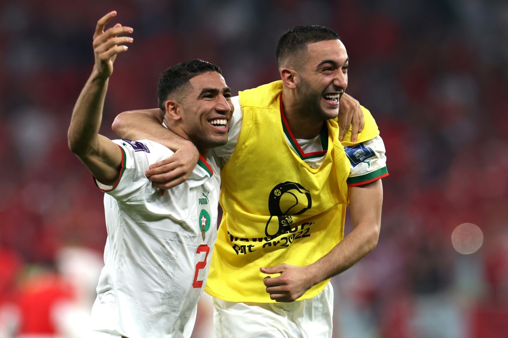 Le défenseur du Maroc Achraf Hakimi (G) célèbre avec son coéquipier Hakim Ziyech la qualification en huitième de finale du Mondial