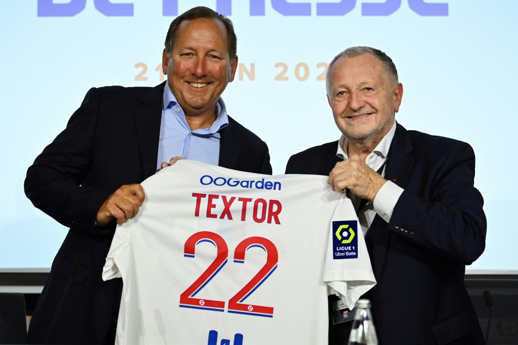 Le président de l'Olympique lyonnais Jean-Michel Aulas et l'homme d'affaires John Textor lors de l'annonce de la vente du club au milliardaire américain