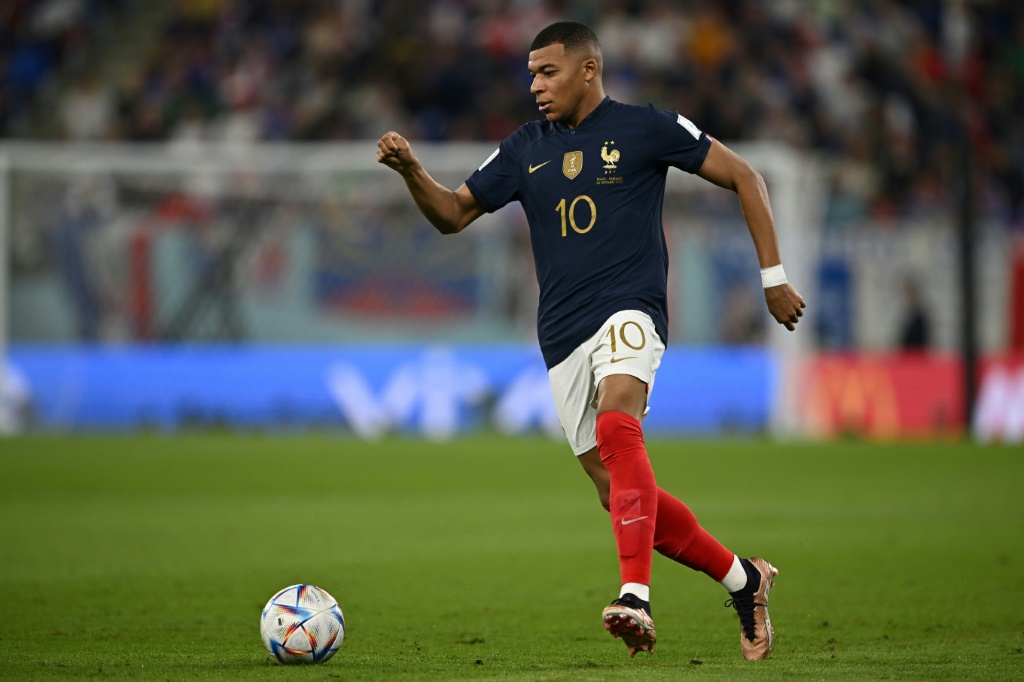 L'attaquant français Kylian Mbappé auteur d'un doublé contre le Danemark en phase de poules du Mondial-2022 au Qatar