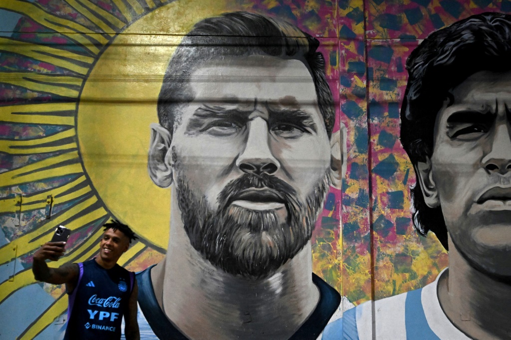 Mural des stars de football Lionel Messi et Diego Maradona à Buenos Aires en Argentine le 16 décembre 2022