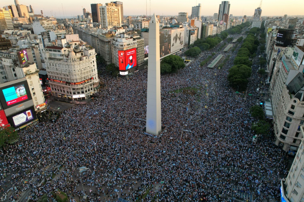 La foule célèbre la victoire de l'Argentine sur la Croatie au Mondial de football