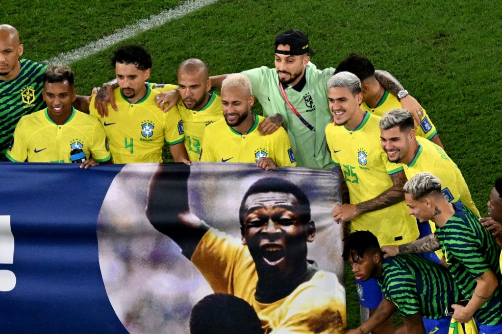 Les joueurs brésiliens déploient une banderole de soutien à Pélé après leur victoire contre la Corée du Sud en huitièmes du Mondial