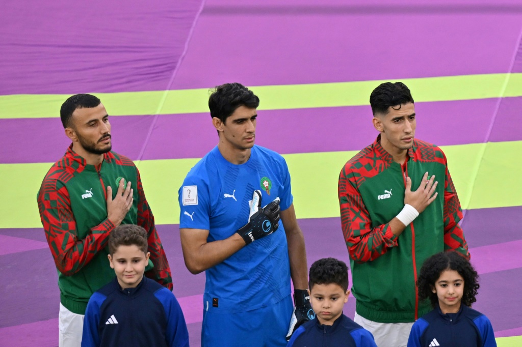 Le gardien de but du Maroc Yassine Bounou (C) lors des hymnes avant le match du Mondial contre la Belgique
