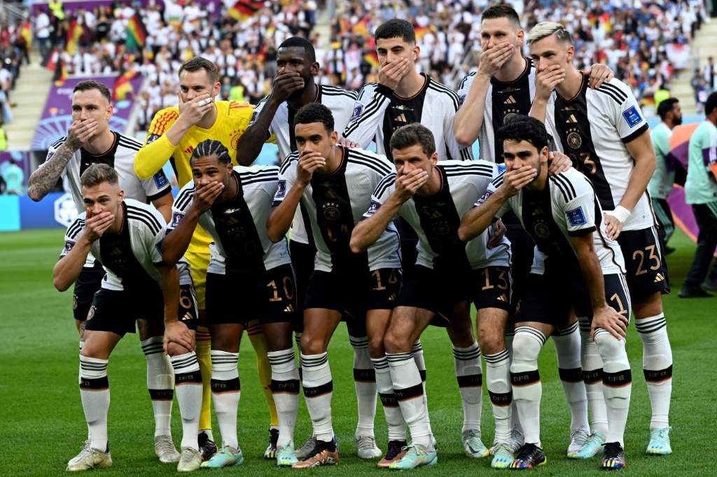 Les joueurs de l'équipe d'Allemagne se couvrent la bouche avant leur match du Mondial-2022 contre le Japon au stade Khalifa International de Doha