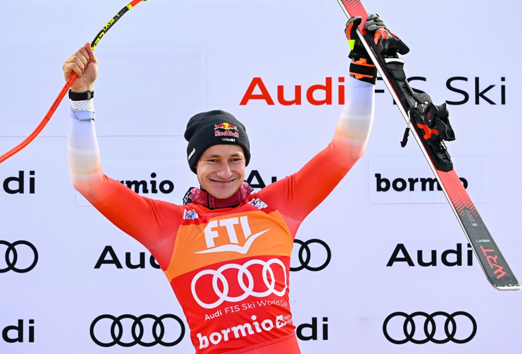 Le skieur suisse Marco Odermatt célèbre sa victoire dans le super-G de Bormio (Italie)