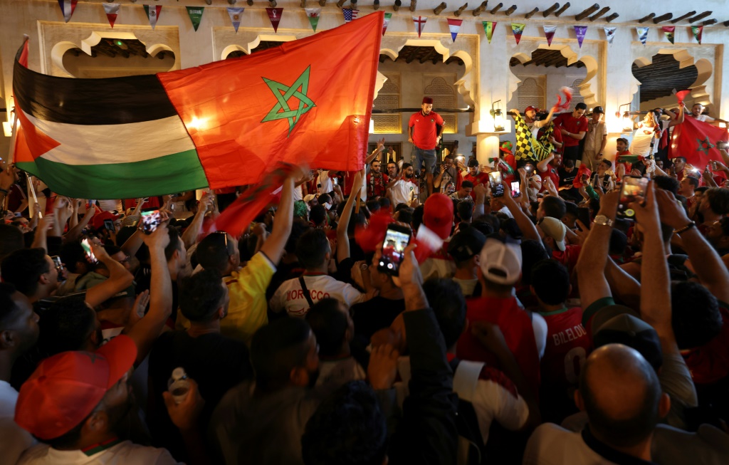 Les drapeaux palestinien et marocain déployés par des supporters lors du match du Mondial entre le Maroc et le Canada