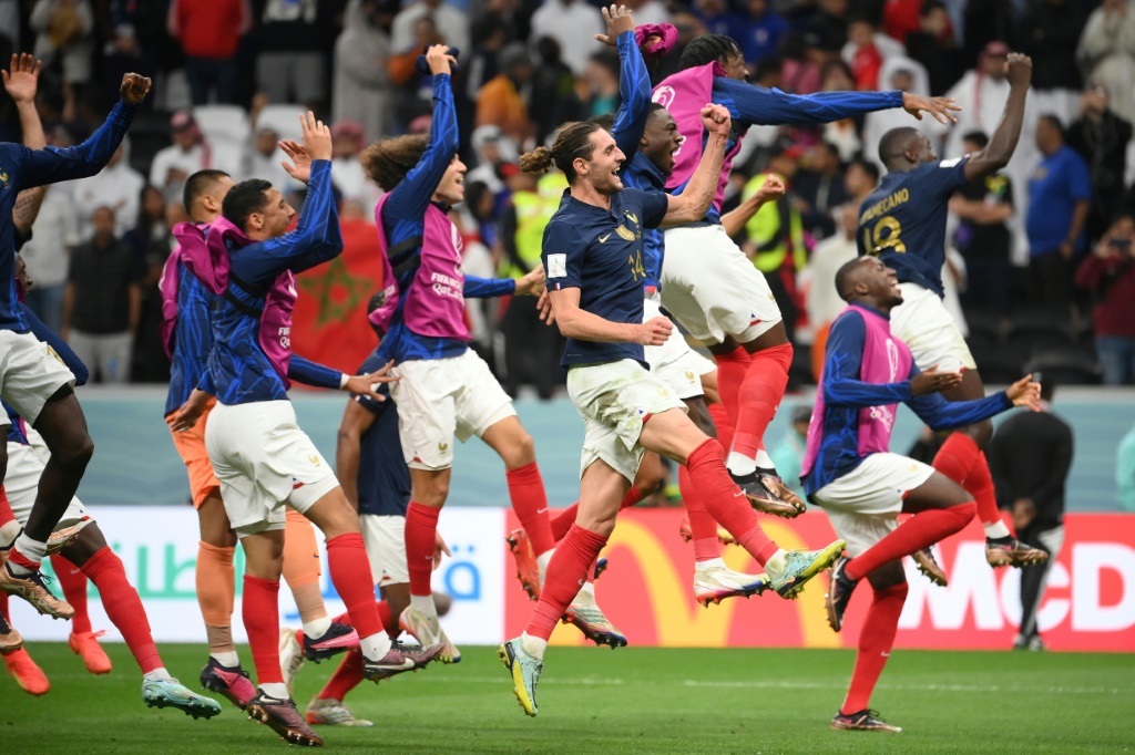 Les joueurs français fêtent leur qualification pour les demi-finales du Mondial avec leurs supporters