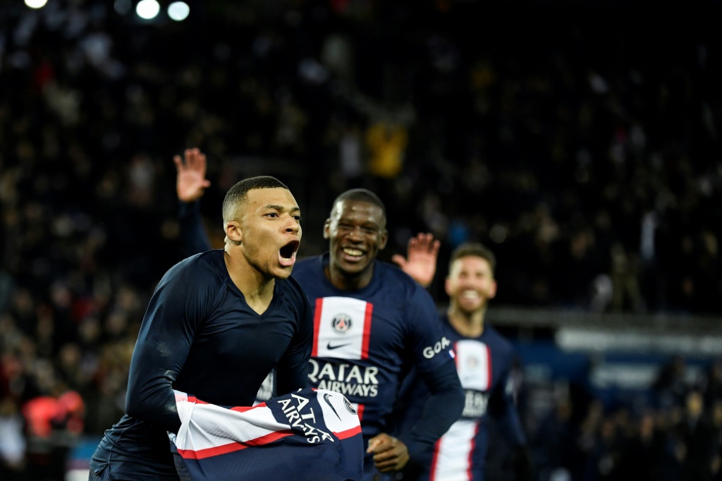 La star du PSG Kylian Mbappé vient de marquer le penalty de la victoire dans le temps additionnel contre Strasbourg