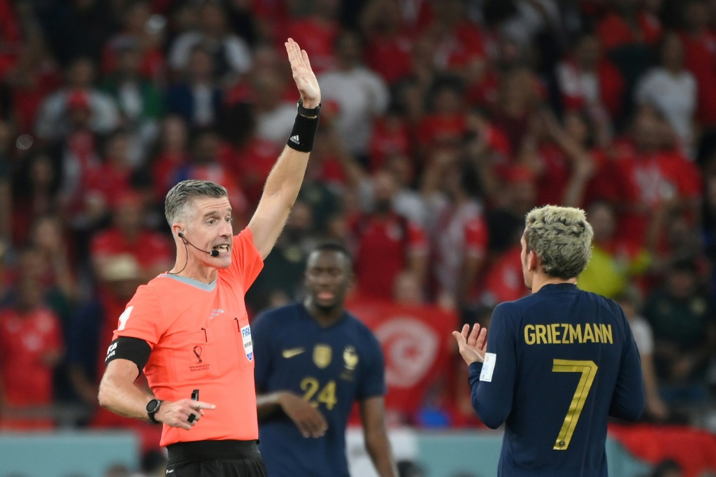 L'arbitre néo-zélandais Matthew Conger annule le but égalisateur inscrit par Antoine Griezmann à la fin du match du Mondial entre la Tunisie et la France