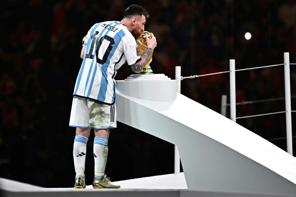 La superstar de l'Argentine Lionel Messi embrasse le trophée de la Coupe du monde après avoir été désigné meilleur joueur de la compétition