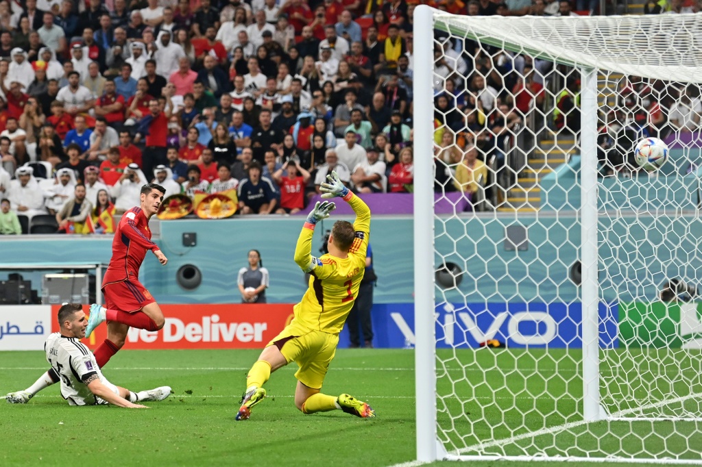 L'Espagnol Alvaro Morata ouvre le score contre l'Allemagne de Manuel Neuer