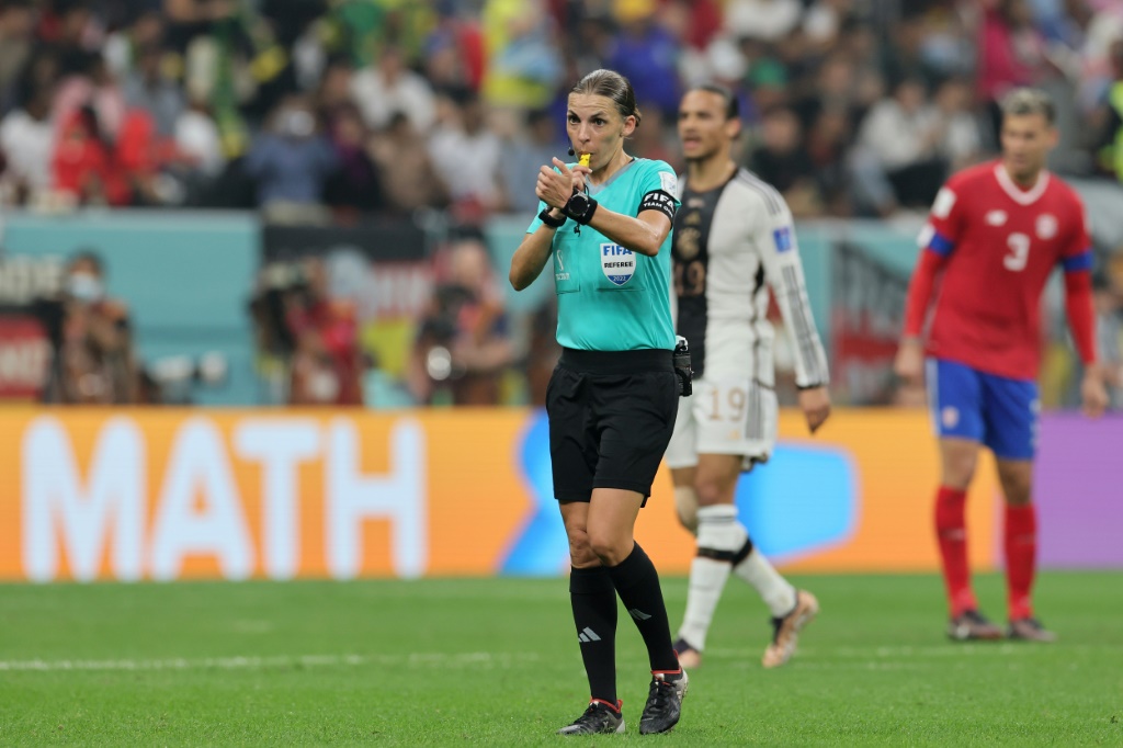 L'arbitre française Stéphanie Frappart lors du match du Mondial masculin entre l'Allemagne et le Costa Rica