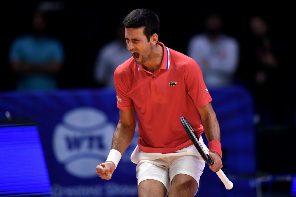 Le Serbe Novak Djokovic célèbre sa victoire sur l'Autrichien Sebastian Ofner lors d'un match d'exhibition de la Ligue mondiale de tennis 2022 à Dubaï (Émirats arabes unis)