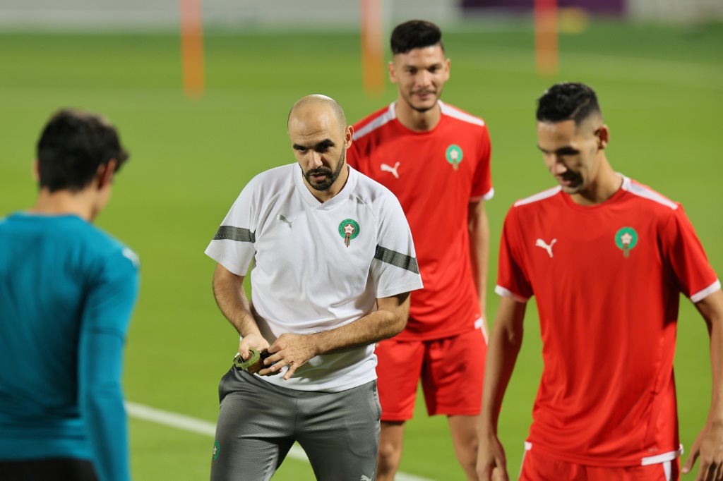 Le sélectionneur du Maroc Walid Regragui (c) donne ses consignes aux joueurs lors d'un entraînement