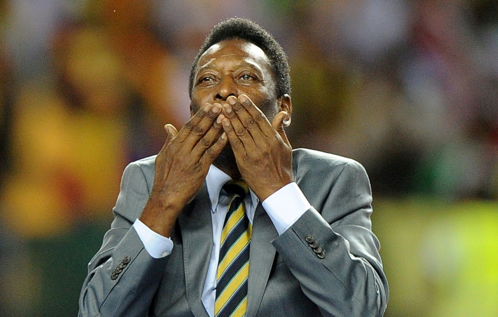 Pelé salue la foule avant un match de demi-finale de la Coupe d'Afrique des Nations Mali-Côte d'Ivoire
