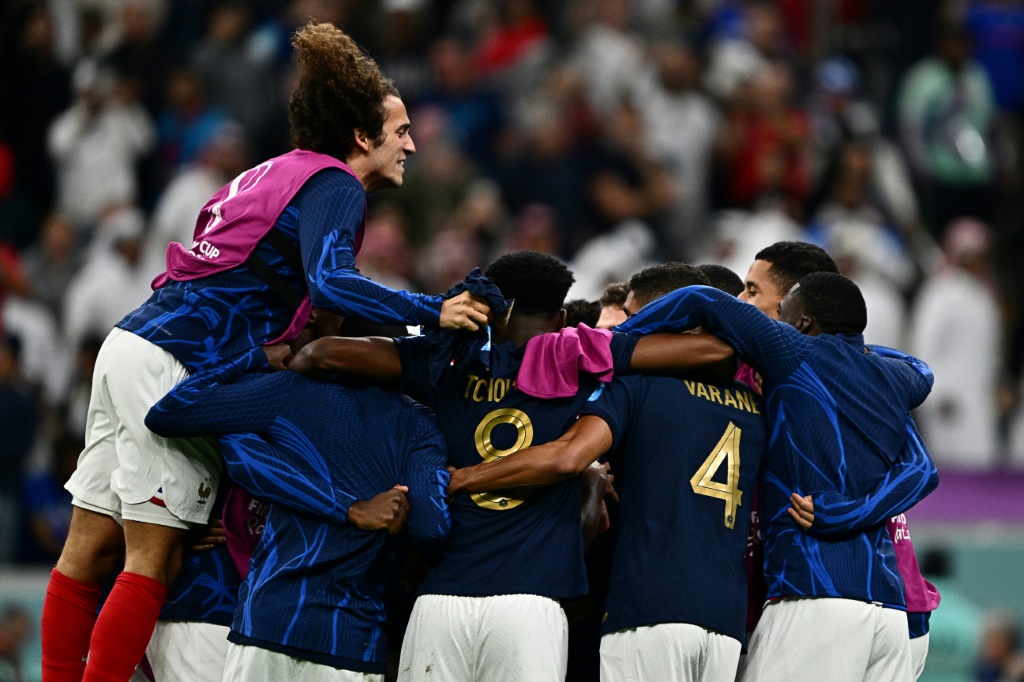 Les joueurs français célèbrent après leur victoire en quart de finale de la Coupe du monde de football 2022 au Qatar face à l'Angleterre à Al Khor