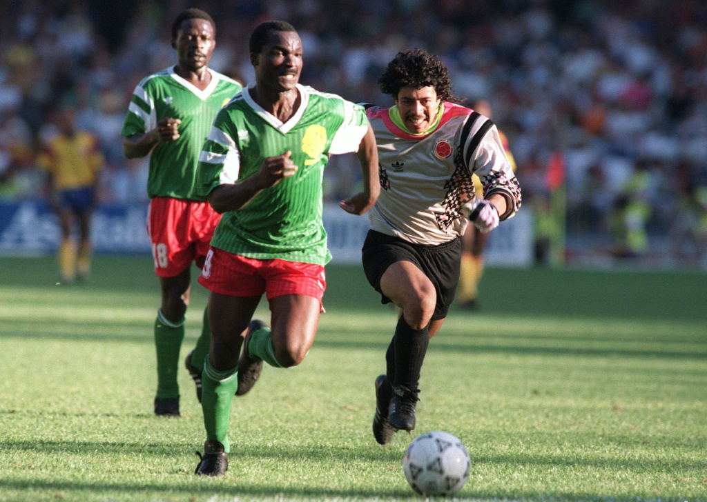 L'attaquant du Cameroun Roger Milla (c) qui vient de subtiliser le ballon au gardien colombien Jose Higuita et s'apprête à marquer