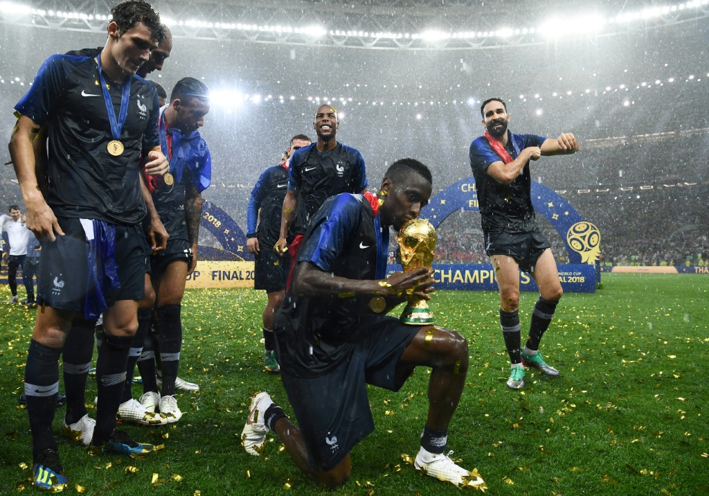 Le milieu de terrain français Blaise Matuidi embrasse le trophée de la Coupe du monde 2018
